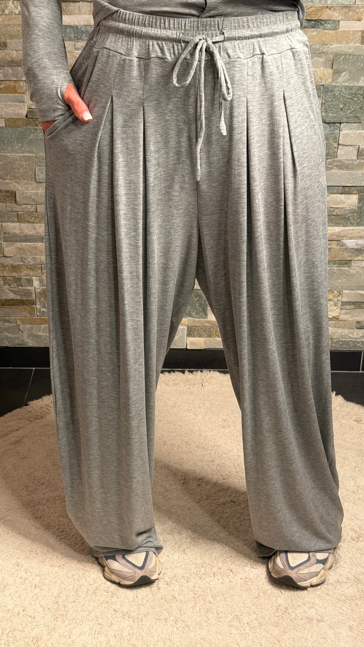 Pantalon fluide large à plis Gris