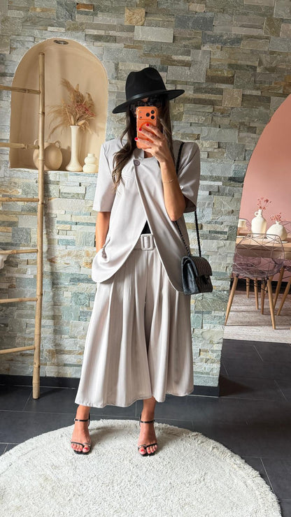 Short-sleeved button-down collar blazer with asymmetrical closure in Taupe